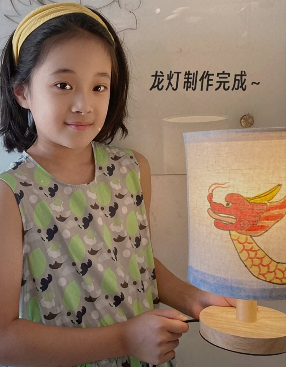 梅婷女儿越长越秀气,9岁半快快戴着妈妈同款发箍拍照,短发模样像极了