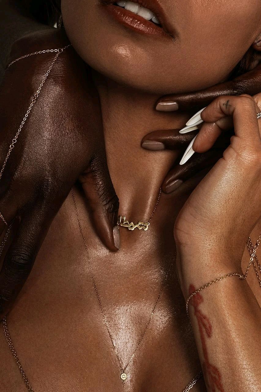 mia khalifa如今正积极踏入时尚界,不仅相继成为aries和heaven by