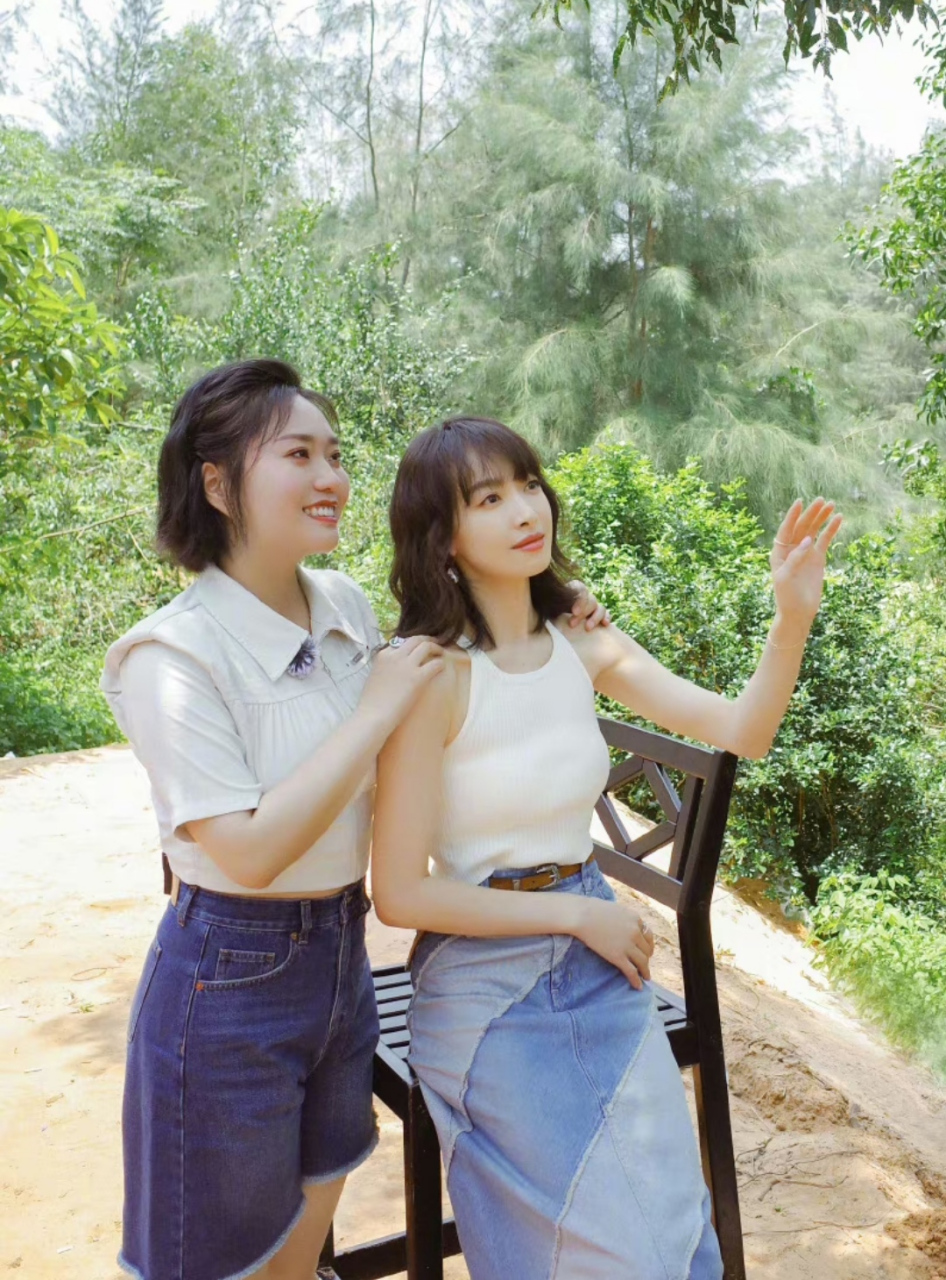 宋茜晒闺蜜合影,她和李雪琴通过录节目已经成为知心的好姐妹,演艺圈