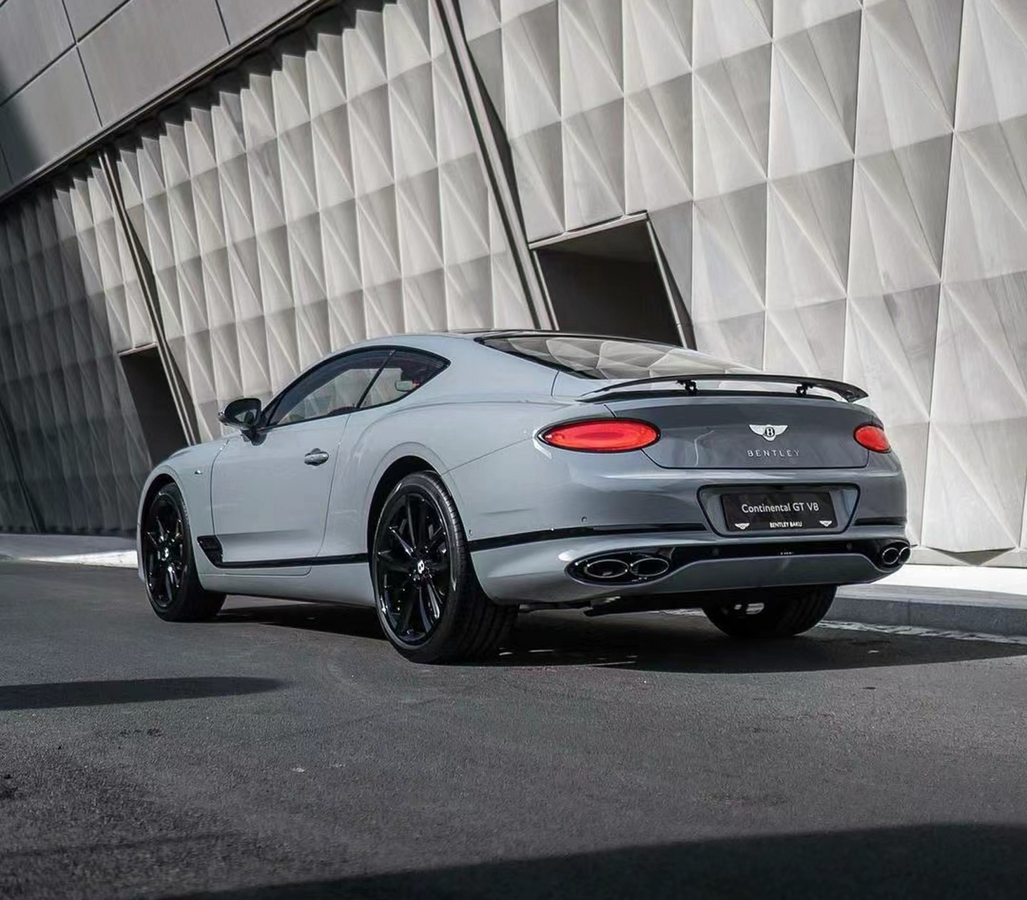 欧陆gt轿跑,这水泥灰的外观搭配棕色内饰确实很漂亮,开这车基本上就是