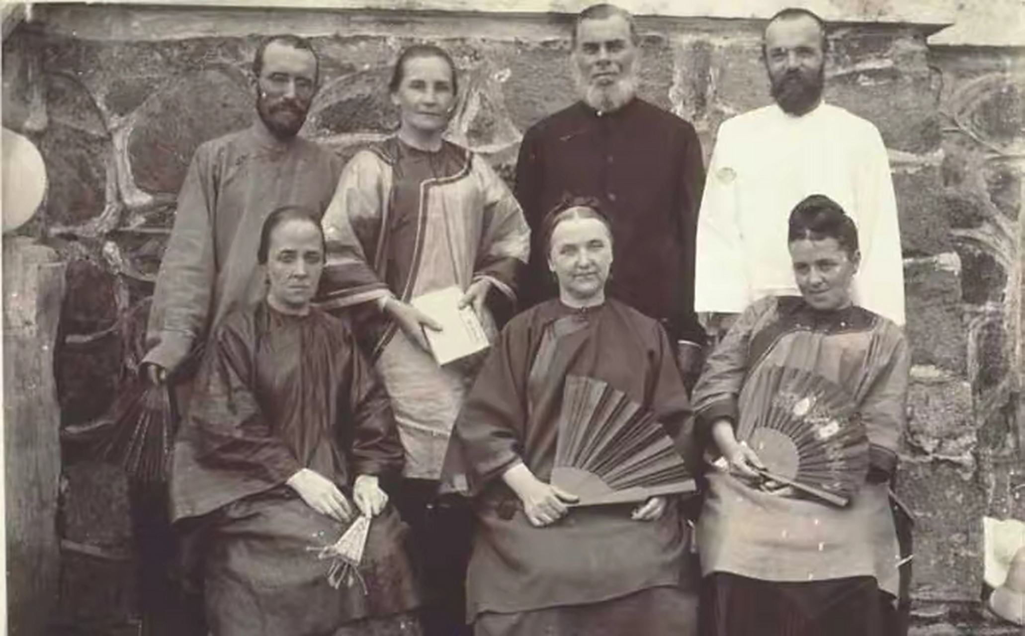 晚清老照片,穿着清朝服饰的外国男女,女人都是各国使节的家属,他们对