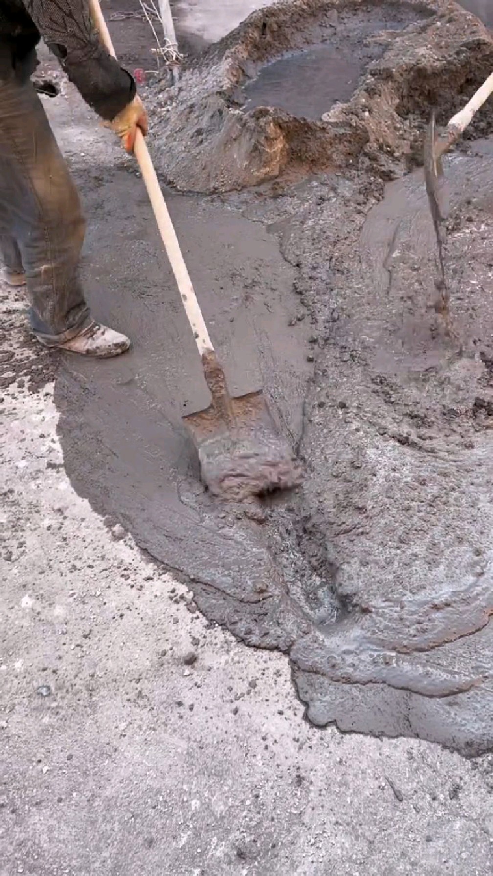 楼房墙体改梁灌水泥