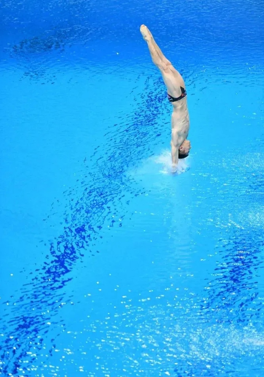 2023年游泳世锦赛跳水收官,压轴大戏男子单人十米跳台,中国队两位帅哥