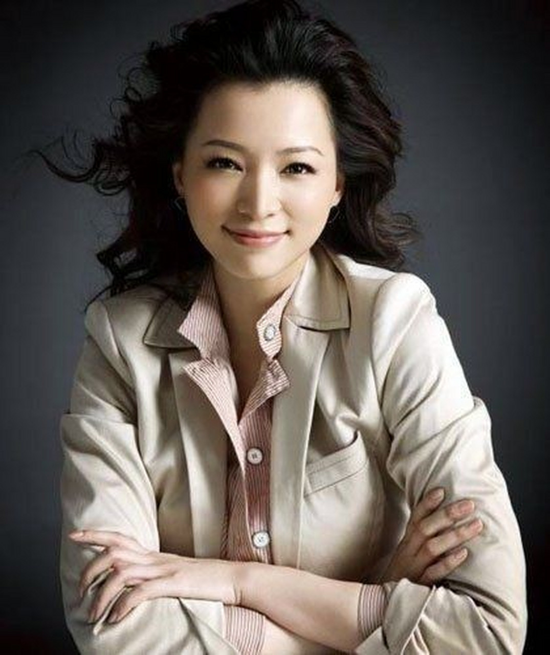 董卿年轻时的一组照片曝光,真不愧为美貌与智慧并存的主持人,难怪那么