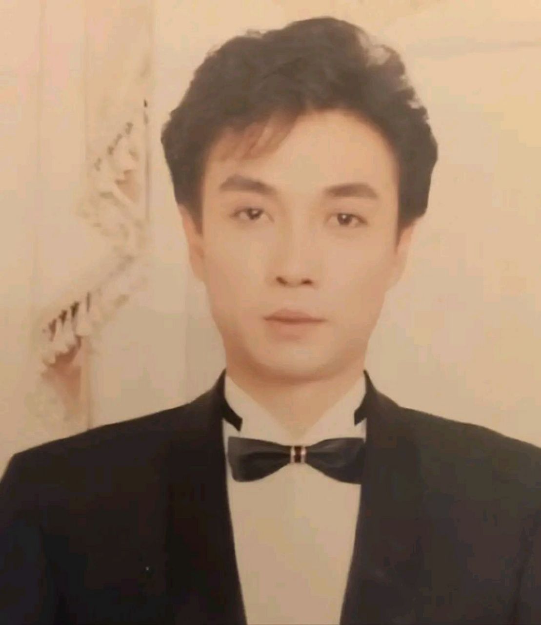 当年,刘松仁恋上年轻的泰国空姐,热恋后,空姐迟迟不愿和刘松仁发生