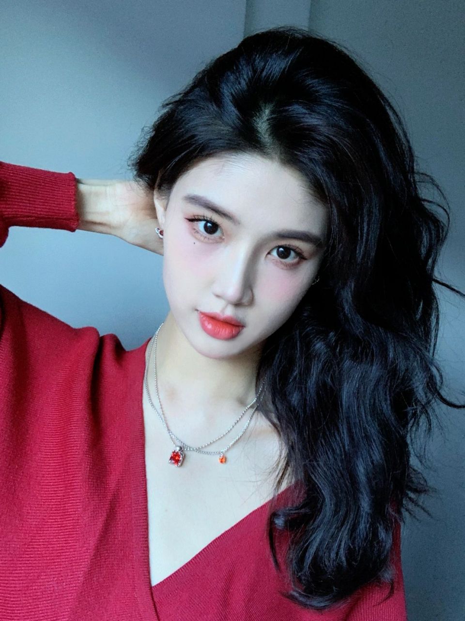 浓眉大眼瓜子脸,还有个迷你酒窝,这不是美女这是什么?