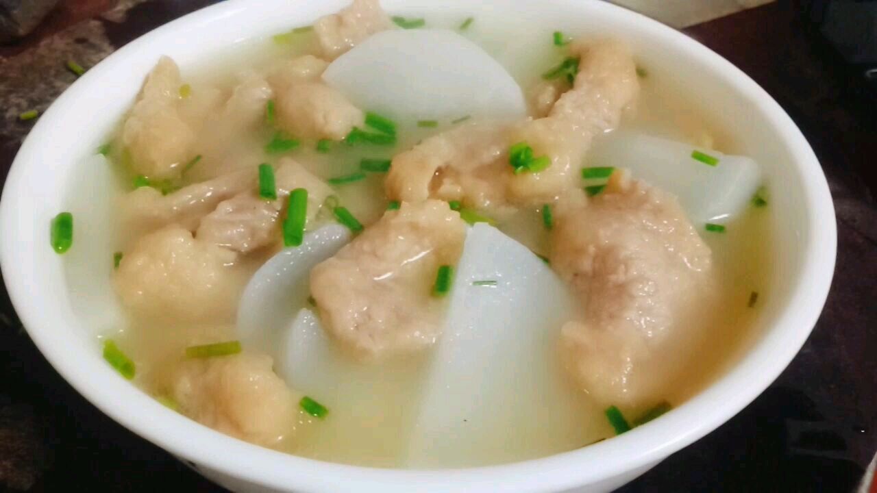 川菜白萝卜滑肉汤这样做,肉片嫩滑、汤汁鲜美不浑汤、老少佳宜