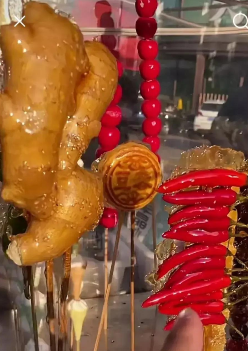 哈尔滨,惊现三俗糖葫芦,是创新还是搞怪