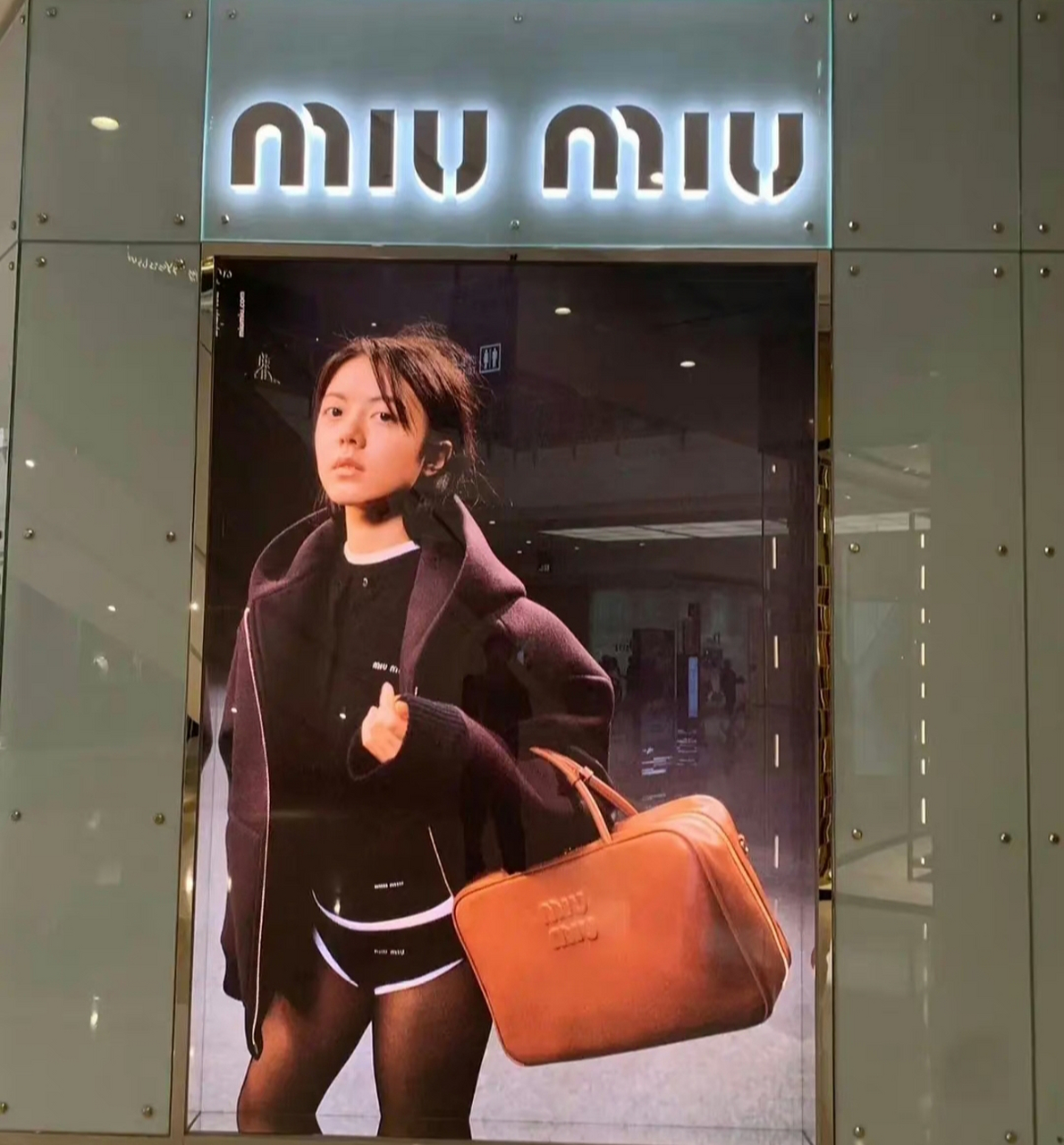 无意看到miu miu这个国际大牌给赵今麦铺的地广,一时间不知道这牌子