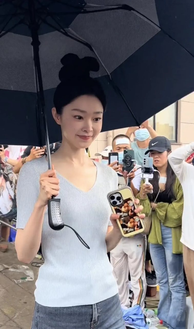 宋轶 又穿了丑丑的牛仔裤 钟爱各种丑丑的牛仔裤,别人穿可能会显土,但