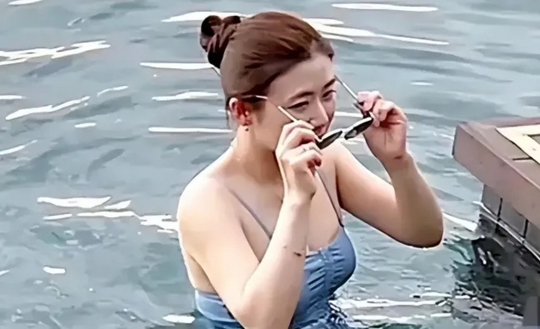 福原爱,日本女子乒乓球运动员,曾站在奥运的顶峰,被众多粉丝称为"