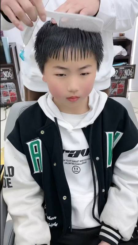 粉丝小兄弟安排一款小碎盖发型,设计的没毛病哈-度小视