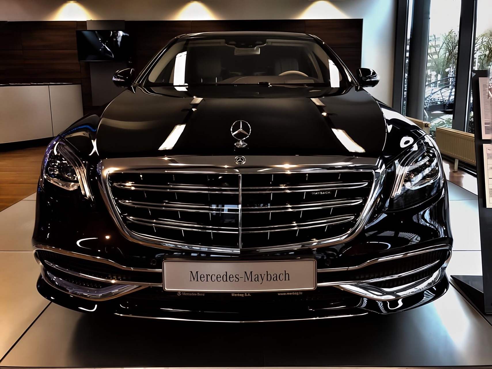 最经典的一代车型w222 迈巴赫高端系列s560 全车大量采用镀铬设计风格