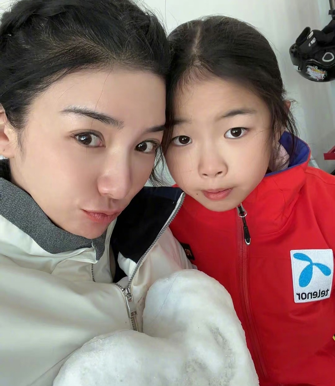 黄奕带女儿去滑雪,母女俩衣服一红一白很洋气.