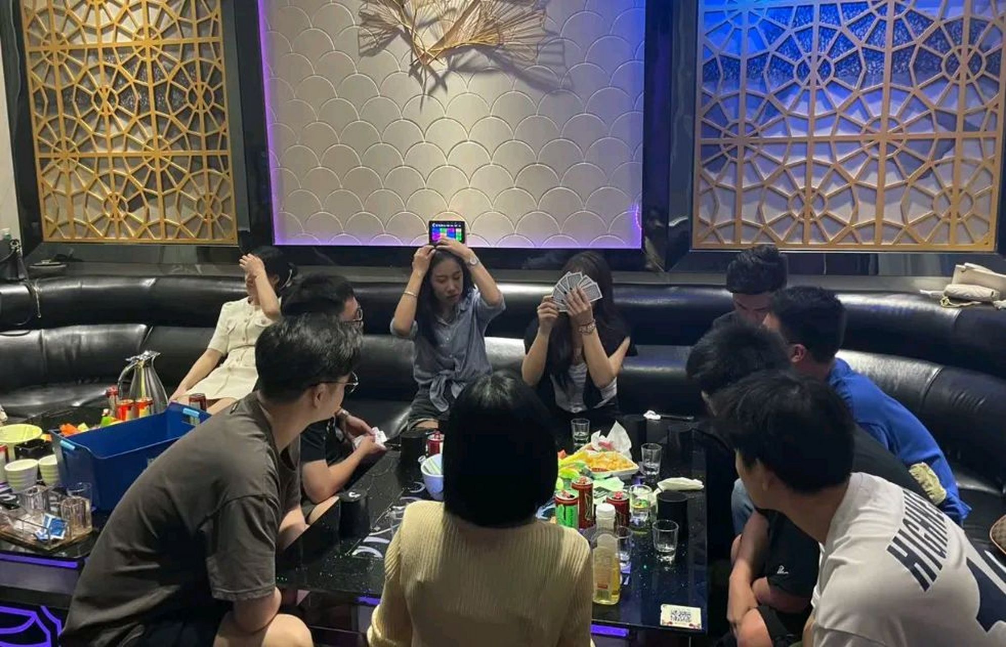 "四川成都,一男子预定了一间包厢请朋友k歌喝酒,总花费526元,谁曾想