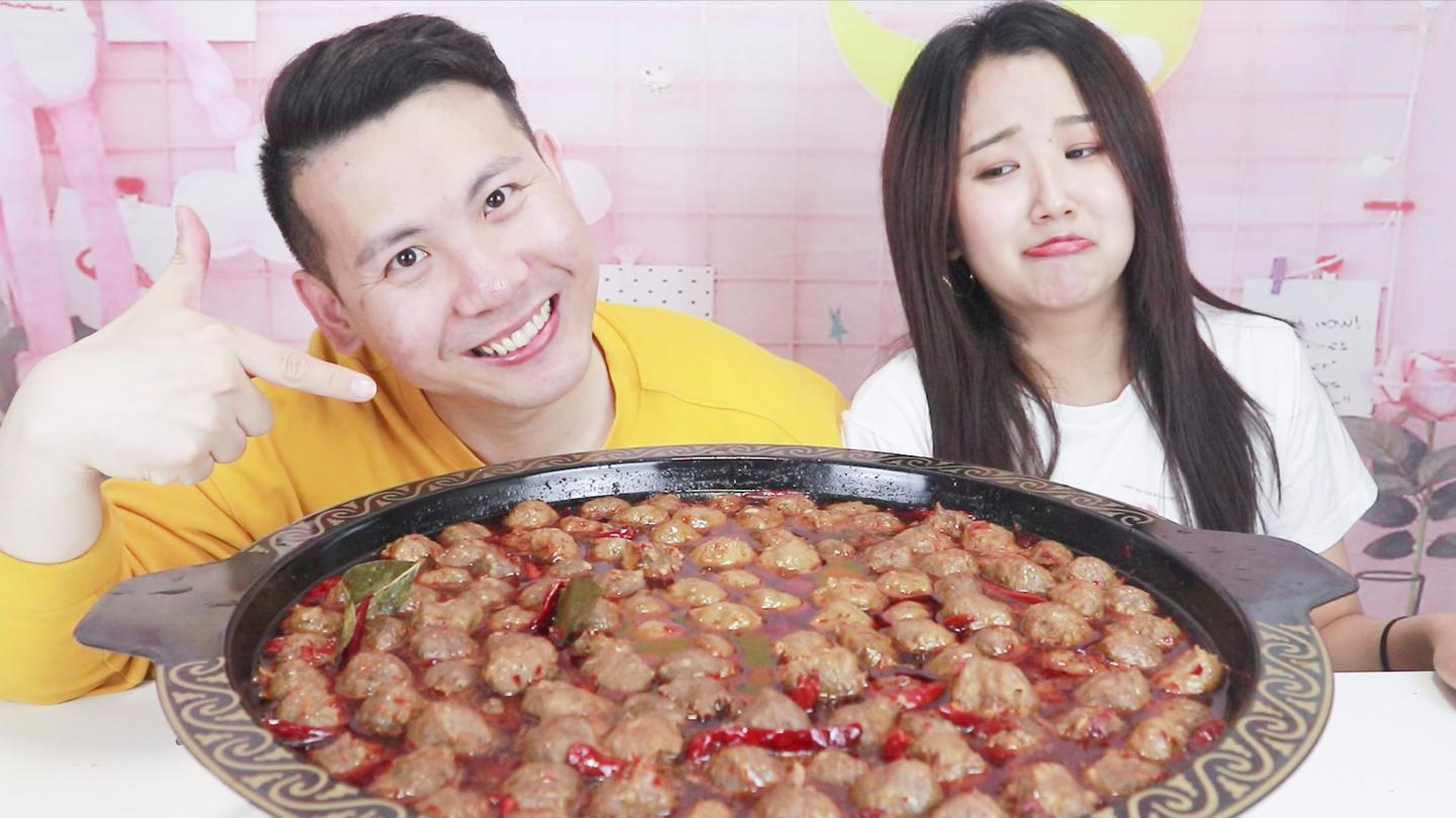 夫人做牛肉丸火锅,小浪哥闻着味就来了,还霸道的把视频归为己有