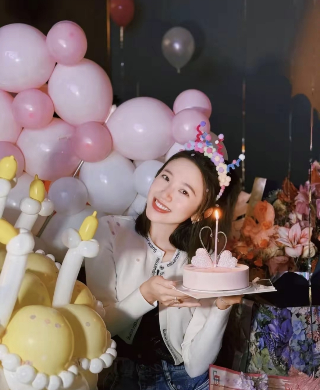 唐艺昕晒照庆36岁生日,歪头手捧蛋糕笑容甜美似少女,幸福感满满  12月