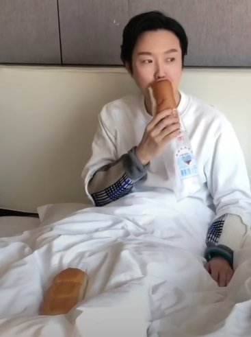 李玉刚啃面包,表情呆滞无形象,网友:他这样所有人脱不了干系