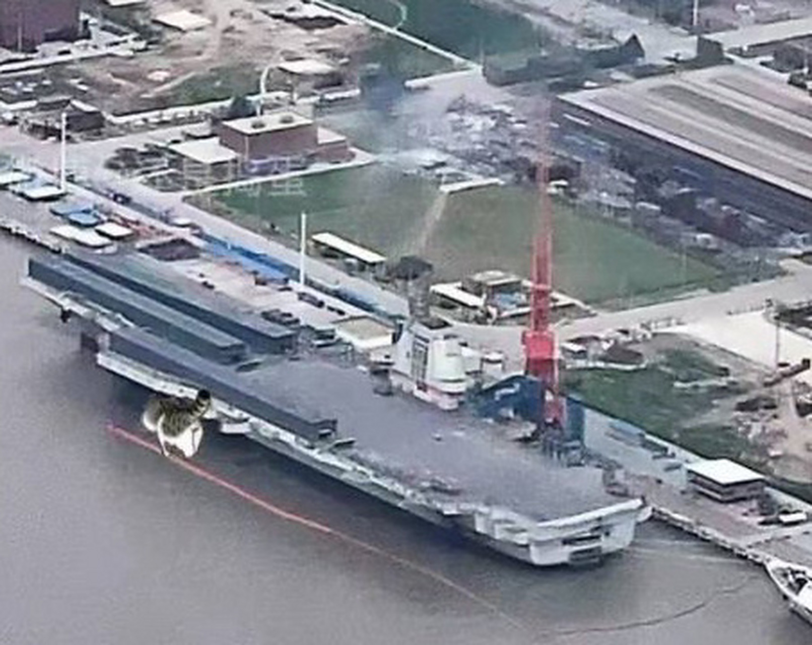 这哪里是福建号航母烟囱貌似冒烟了, 这分明是烟民正在集中抽烟, 嘘