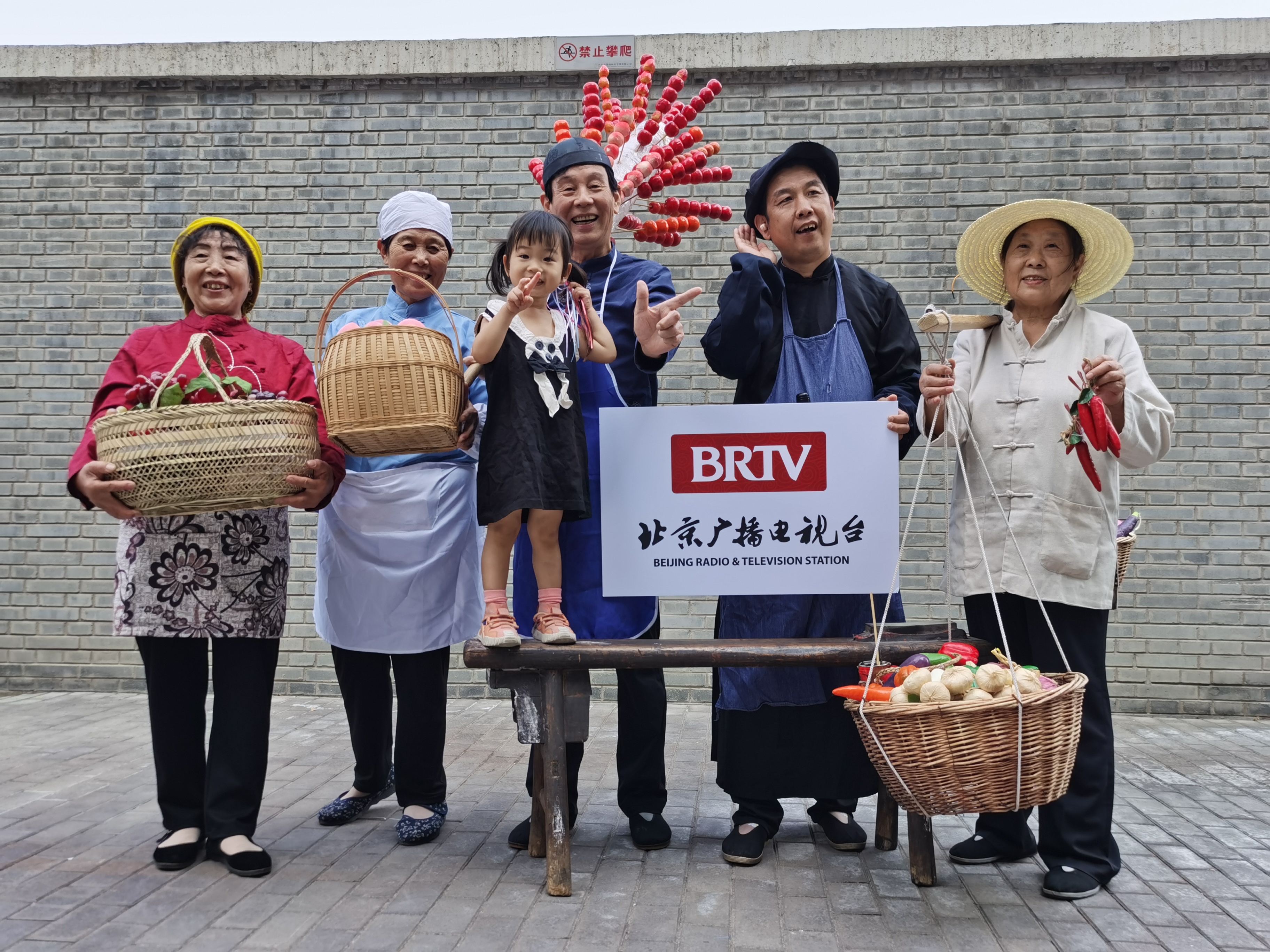 brtv生活频道隆福寺市集采访正明圣达老北京叫卖艺术团吆喝快闪