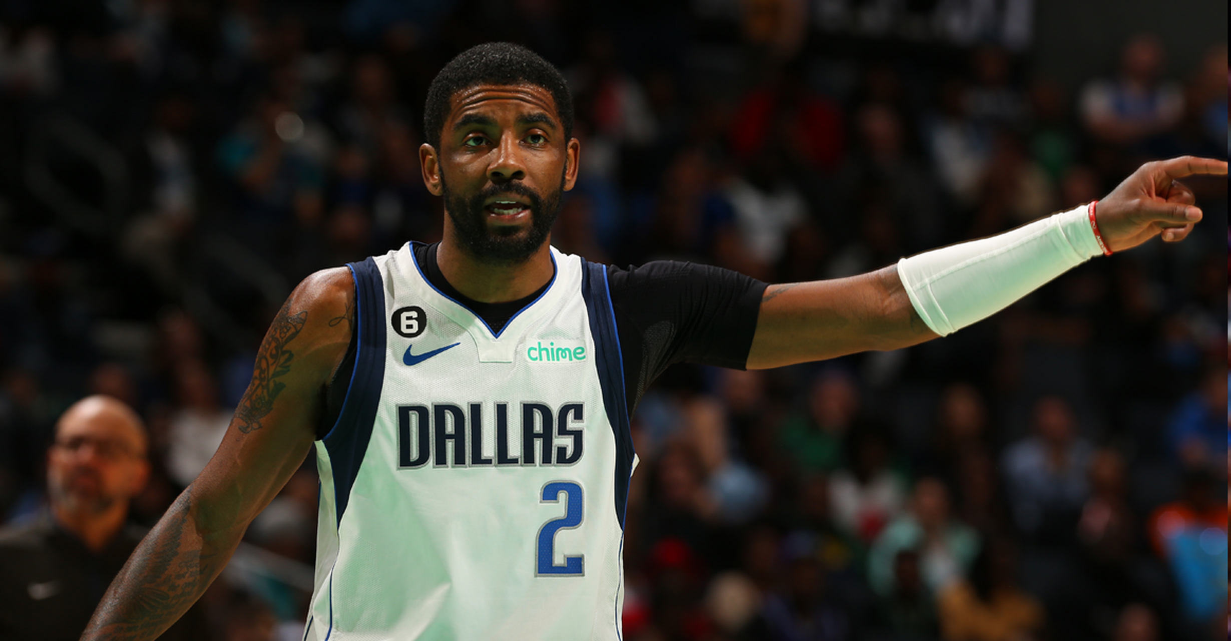 nba独行侠队助教山姆高德在接受采访时盛赞了队内新援欧文,甚至称其为