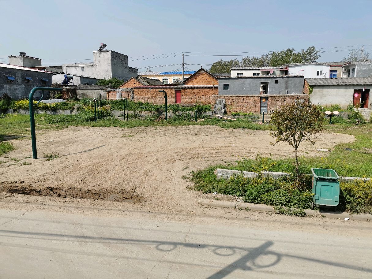 西平县杨庄乡仪封村文化活动广场成了"烂尾"工程