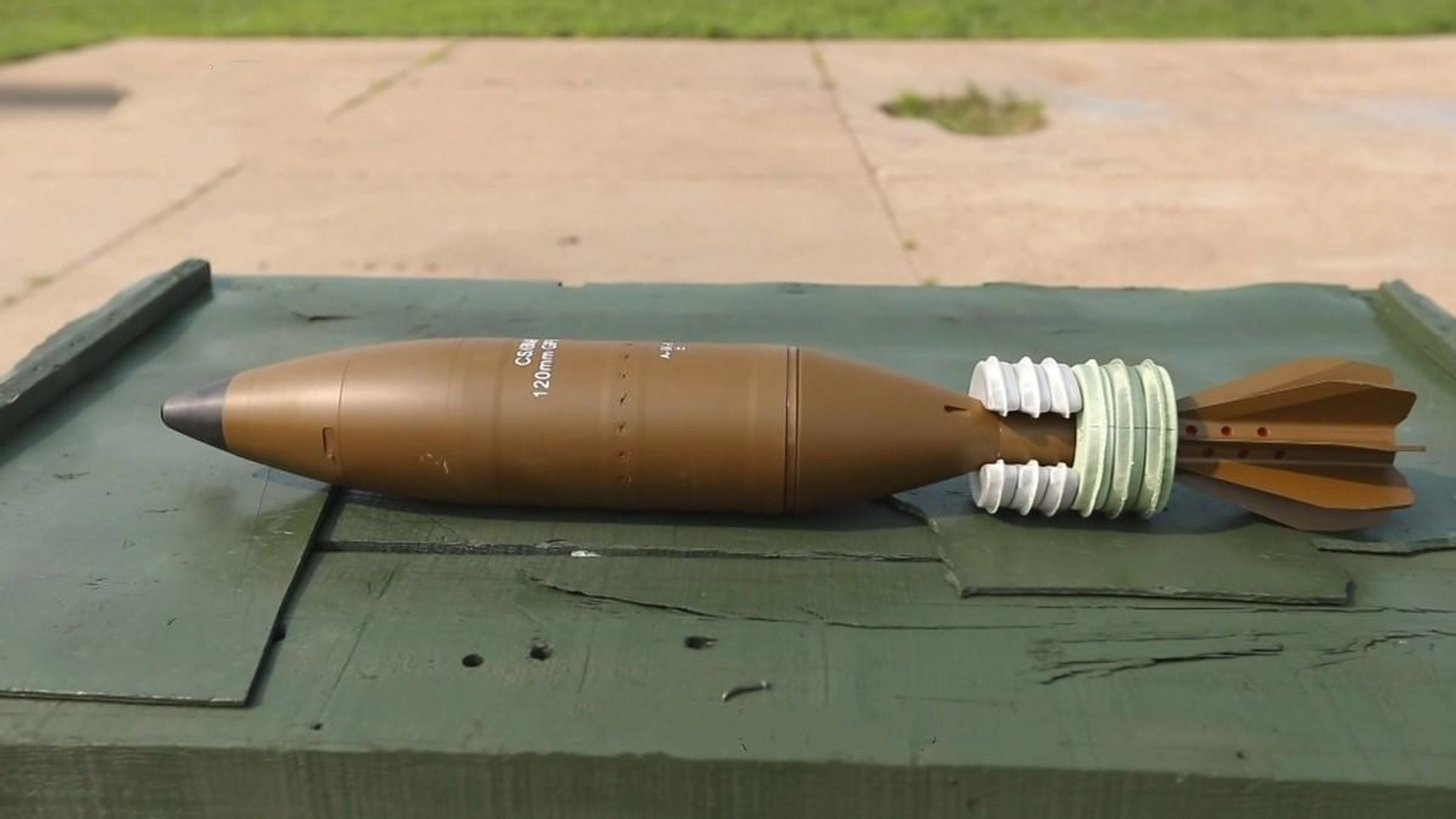 首次公开亮相的空降兵tkup201型120mm空降型自行迫榴炮,其主要用途为