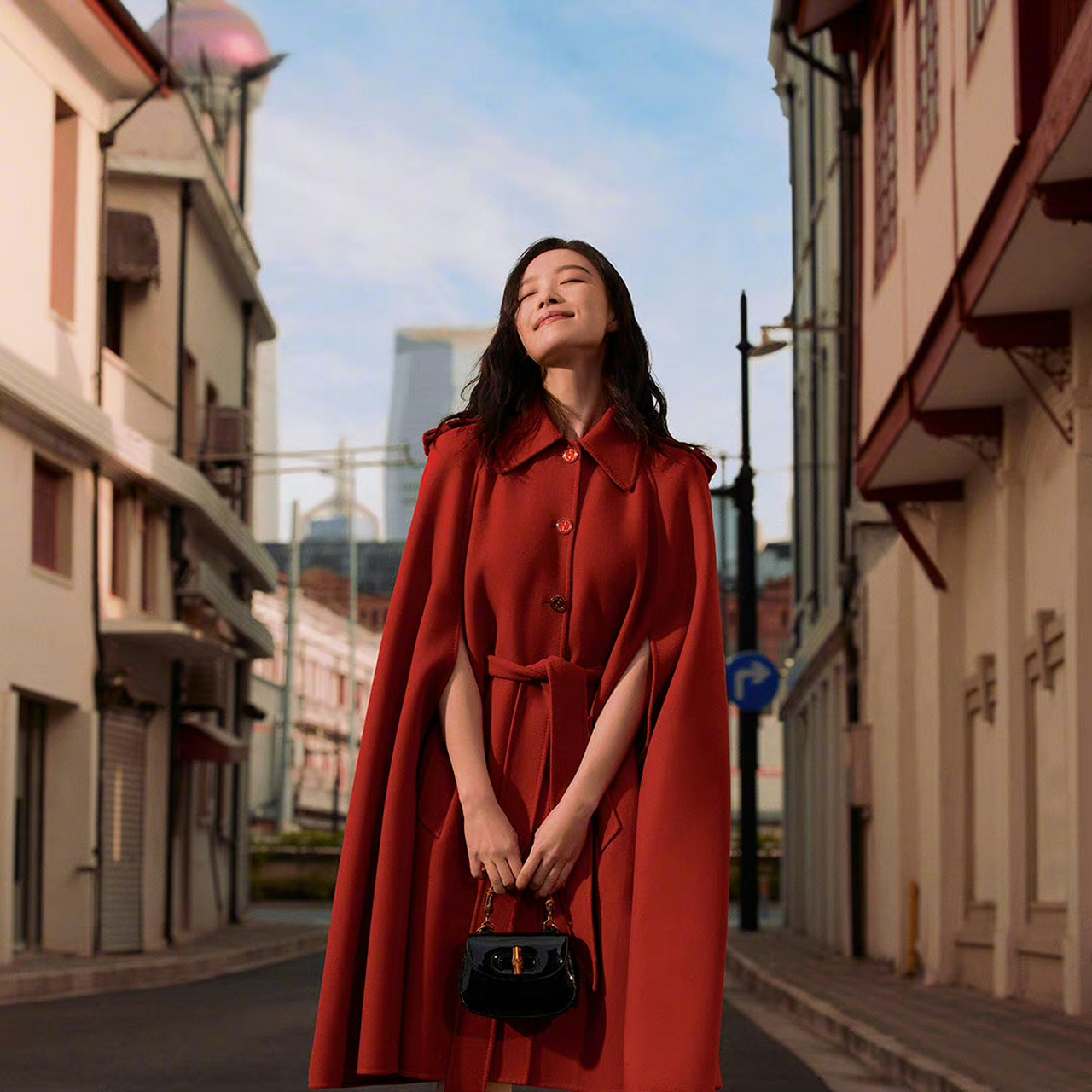 倪妮寰宇古驰典藏展宣传大片,午后暖阳街头,一身红衣造型,明亮又漂亮