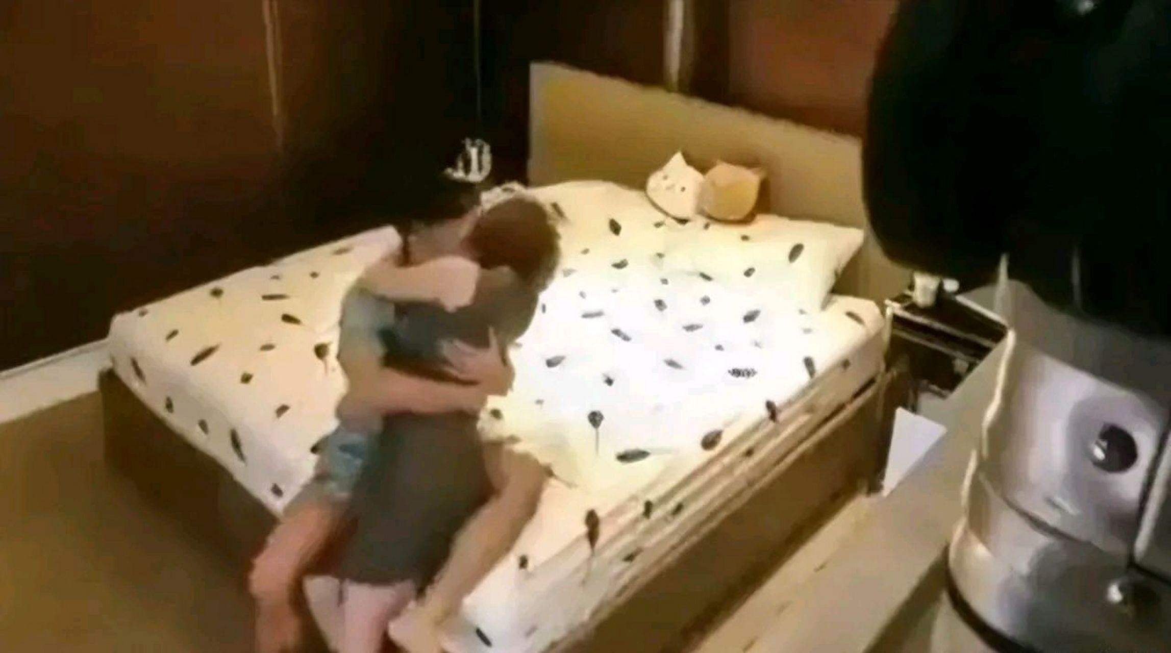 90后公务员迷恋上50多岁女领导,在单位搞的鸡飞狗跳,单位直接做出决策