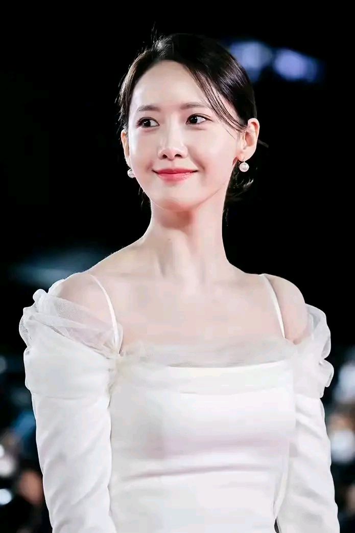 林允儿二提青龙影后!一袭白裙艳压全场,皮肤水嫩白到发光