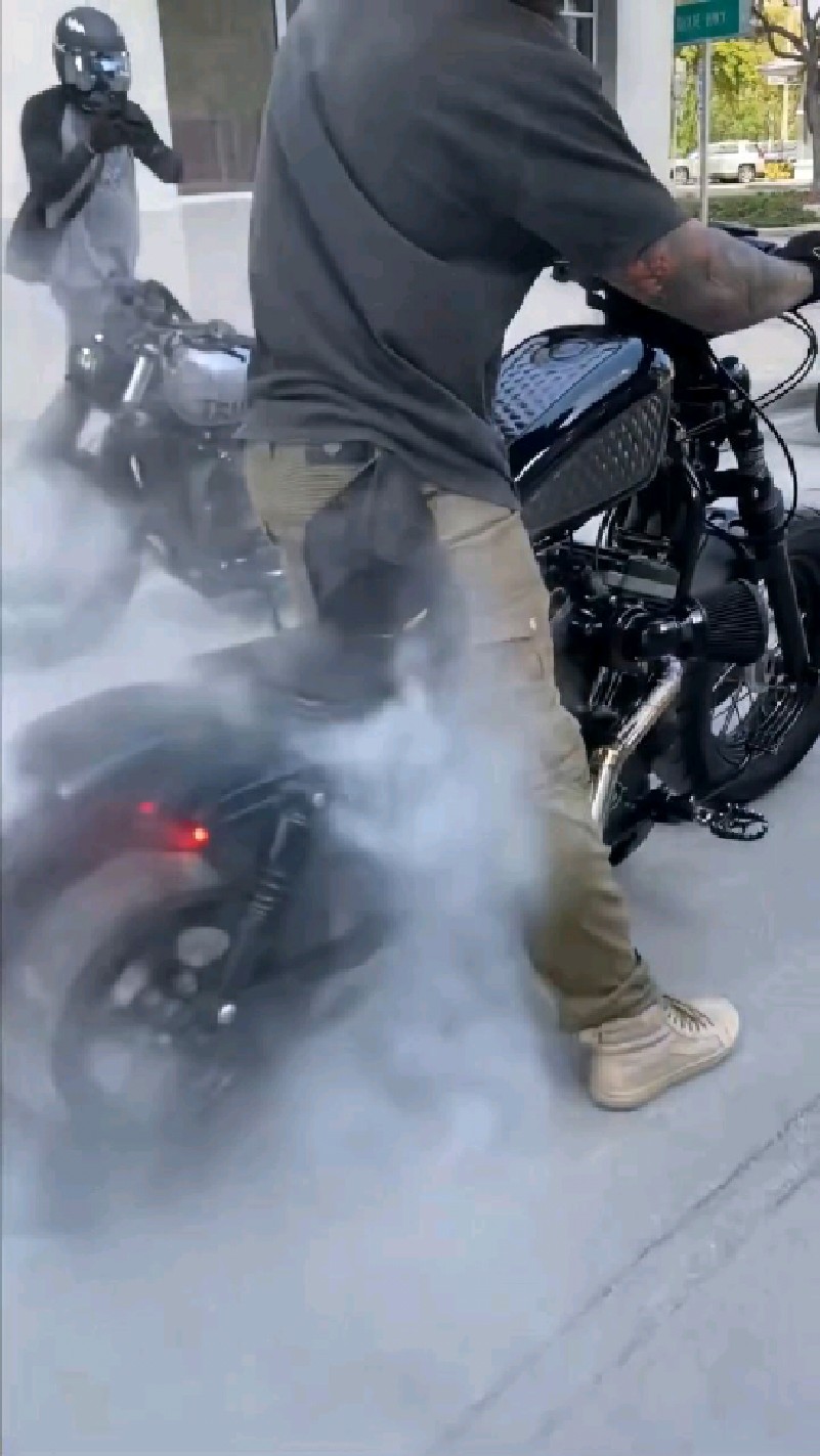 看摩托车烧胎