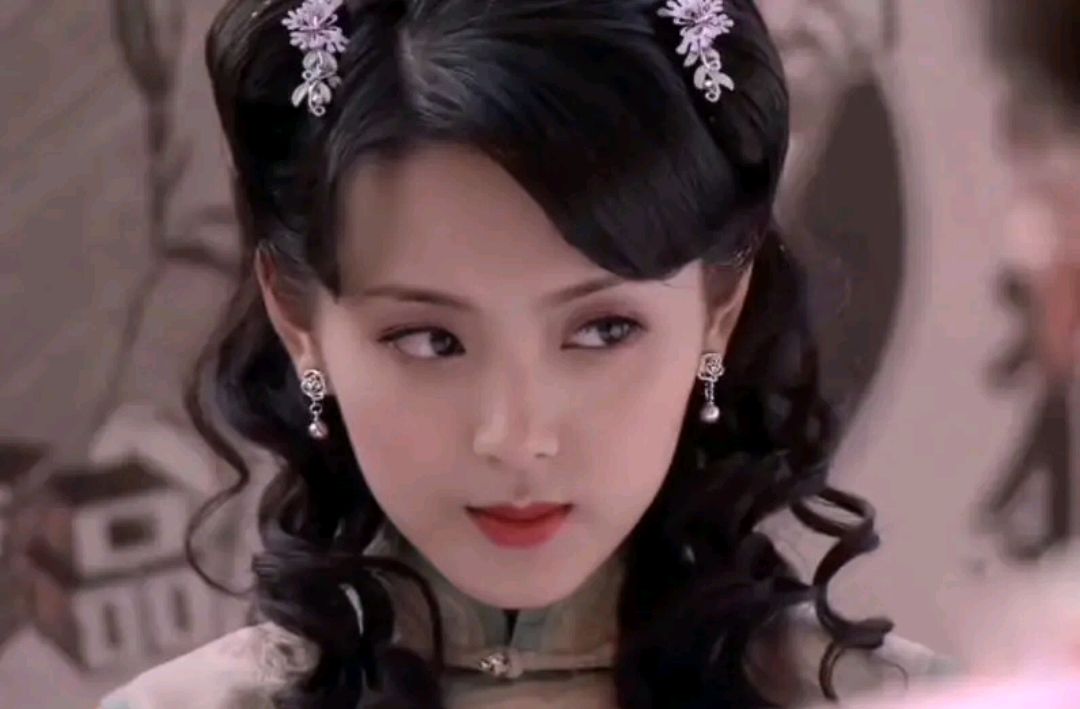 同脸不同命,杨超越撞脸小刘佳,锦鲤附体,资源像开了挂!