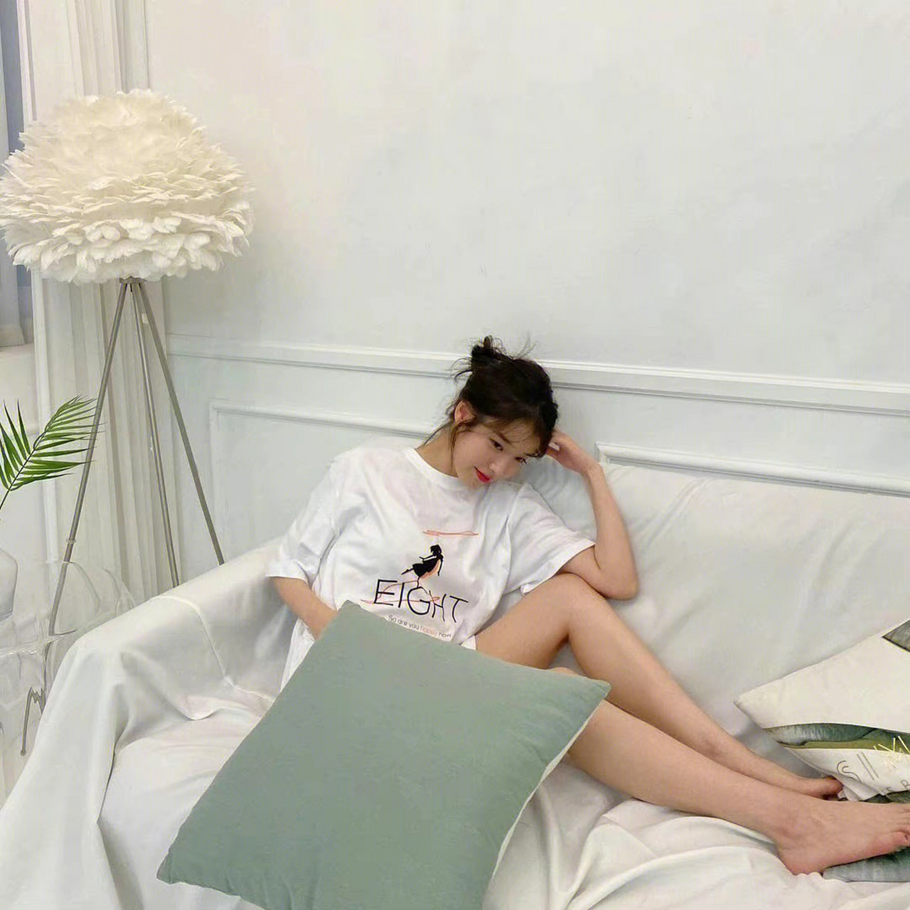 iu李智恩的日常,光着小脚丫瘫坐在沙发上.