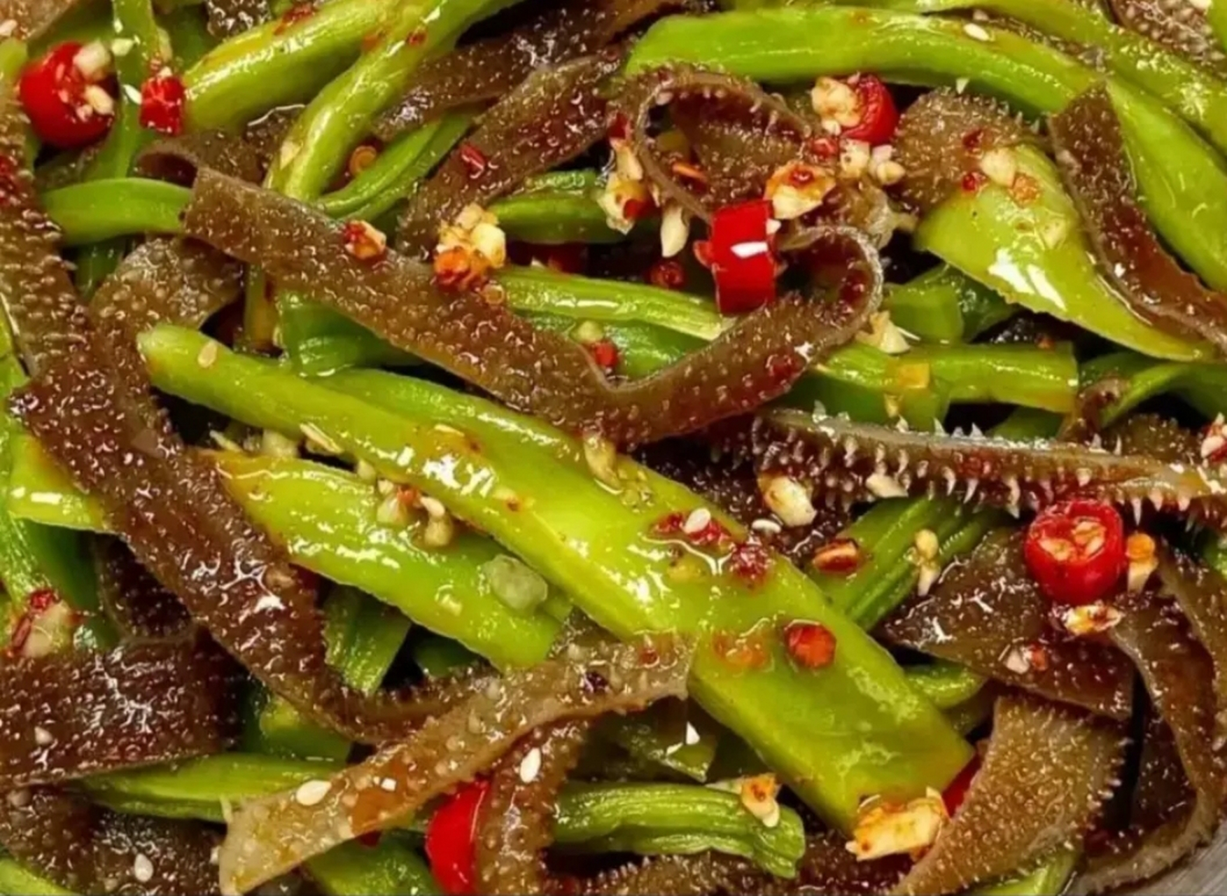 贡菜提前浸泡十分钟,再捞出沥干水分,放入大碗中备用,接着清洗干净