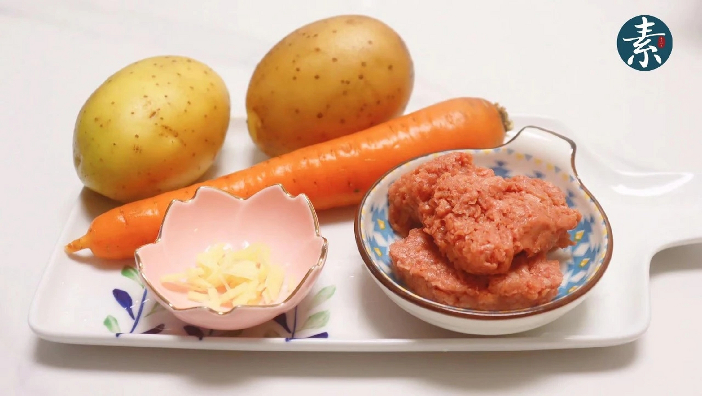 素食 || 素肉末土豆  主料:土豆,胡萝卜,姜丝,熟肉末  辅料:生抽,素