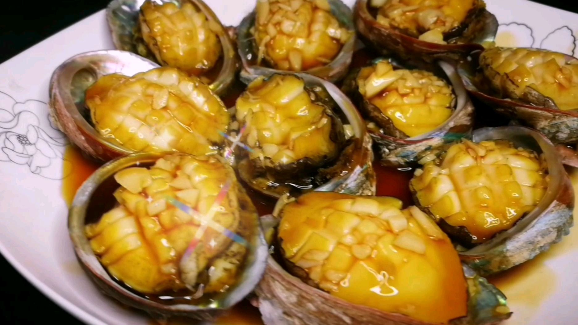 青岛鲍鱼现在白菜价!原汁原味的吃法!喝杯扎啤好吃好喝!