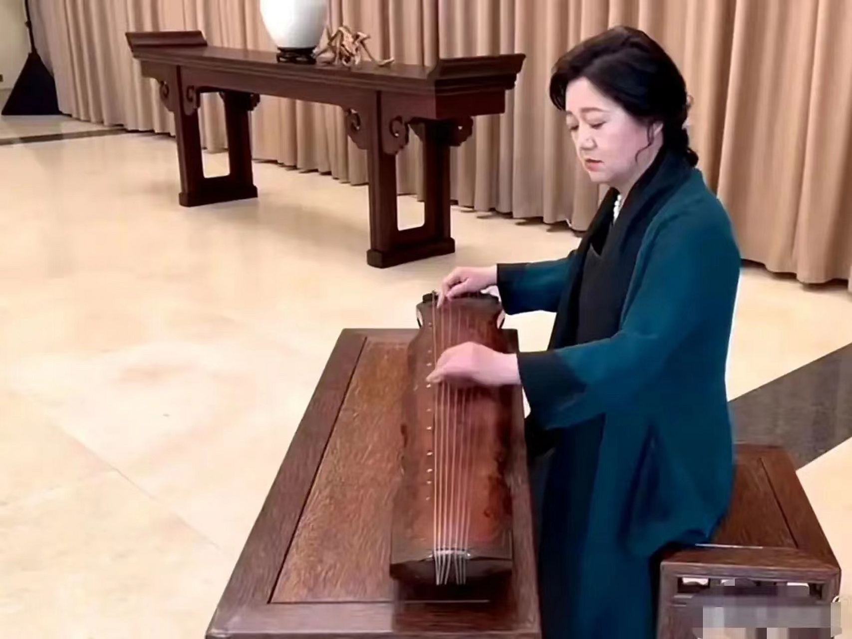 全世界最贵的乐器,1267年历史的古琴-九霄环佩亮相,马克龙面子十足.