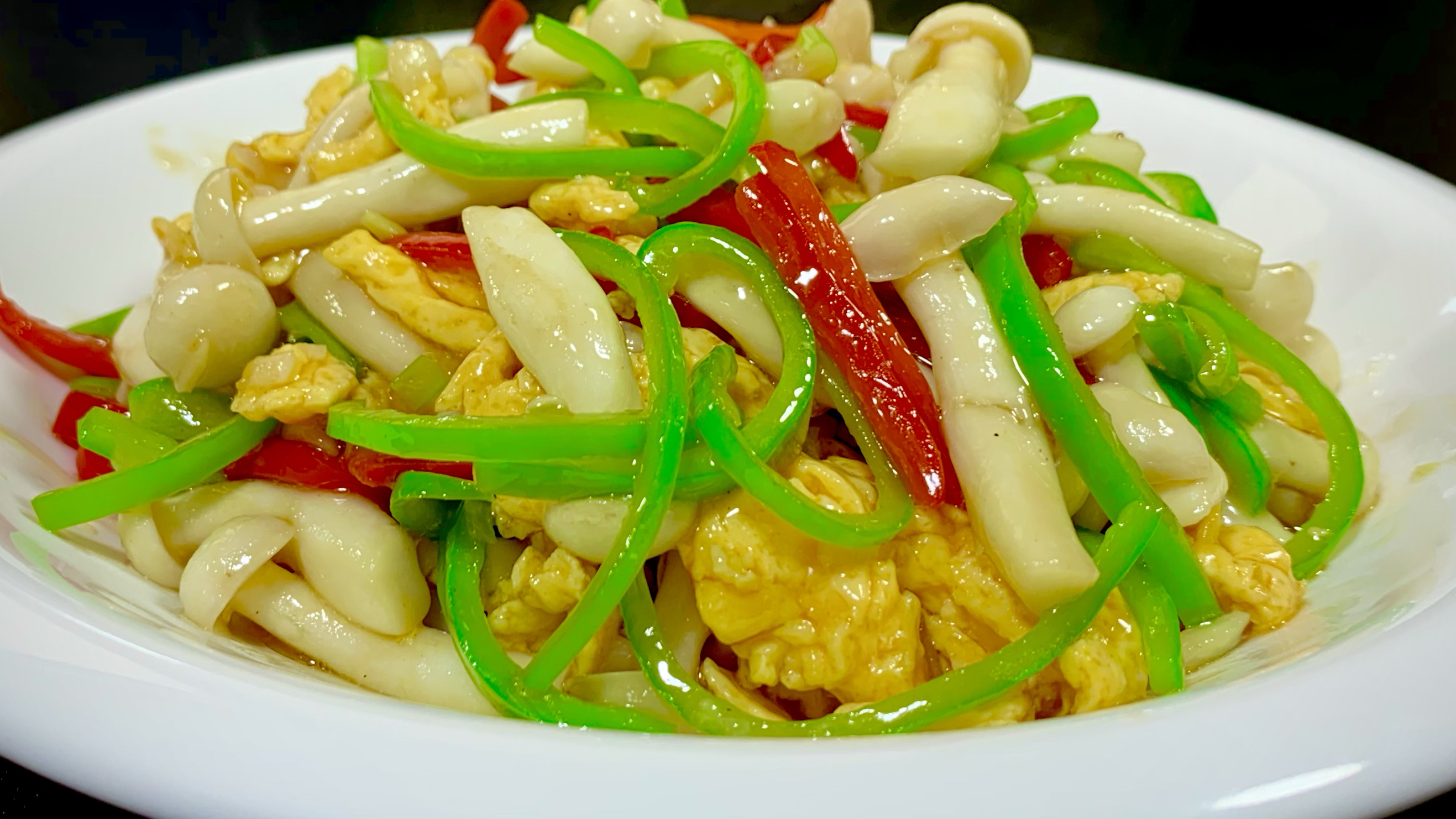 饭店里面做的白玉菇炒鸡蛋为啥这么好吃,多做两步骤,鲜嫩又美味