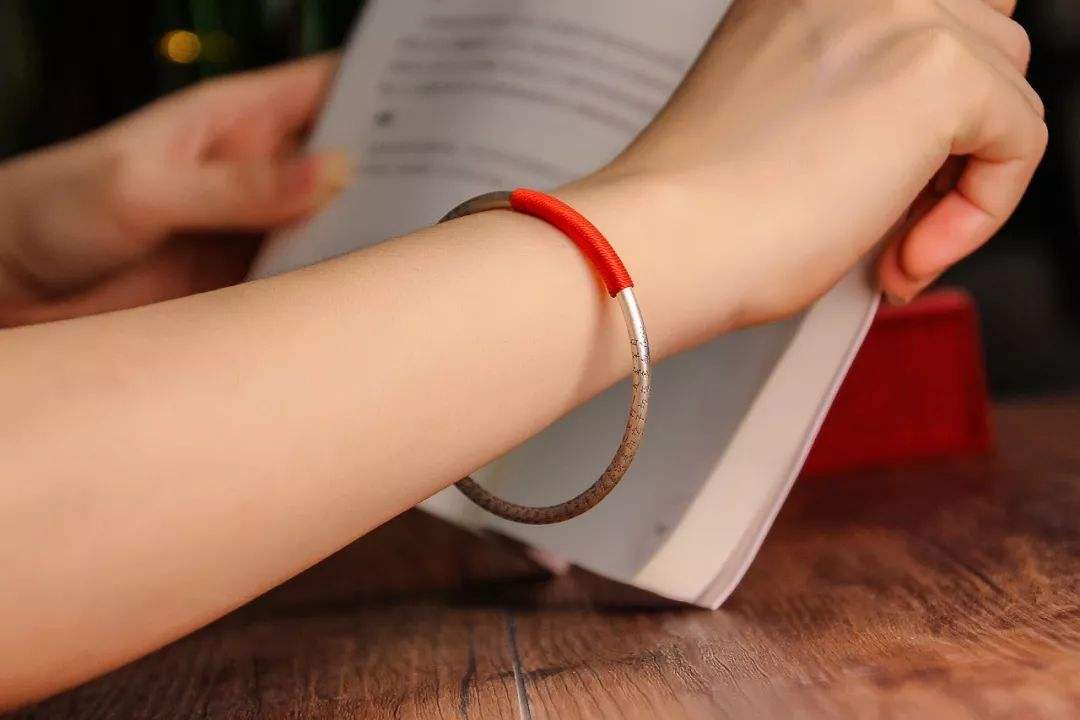 女性长期戴"银手镯",身体最后会怎么样呢?或许多数人还不了解