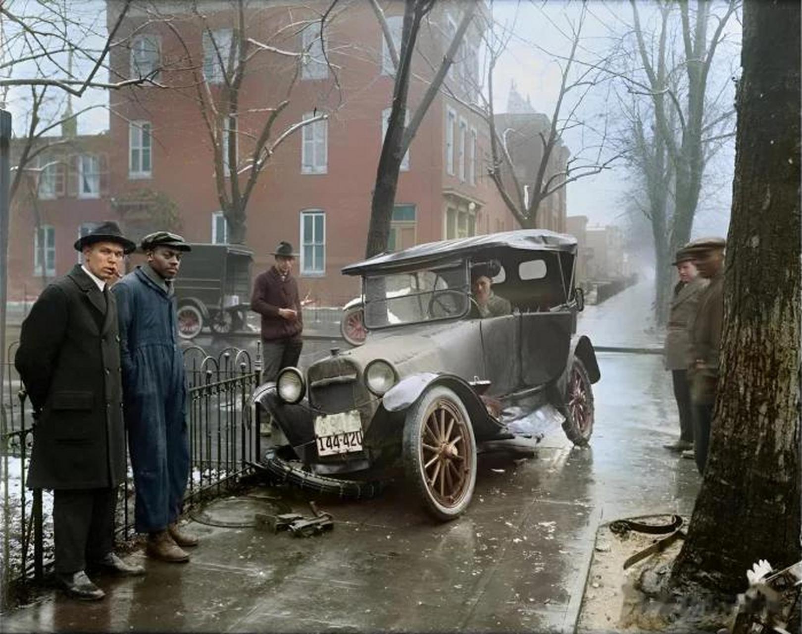 上世纪二十年代的美国,车祸现场,照片中不难看出,汽车撞上了周围的