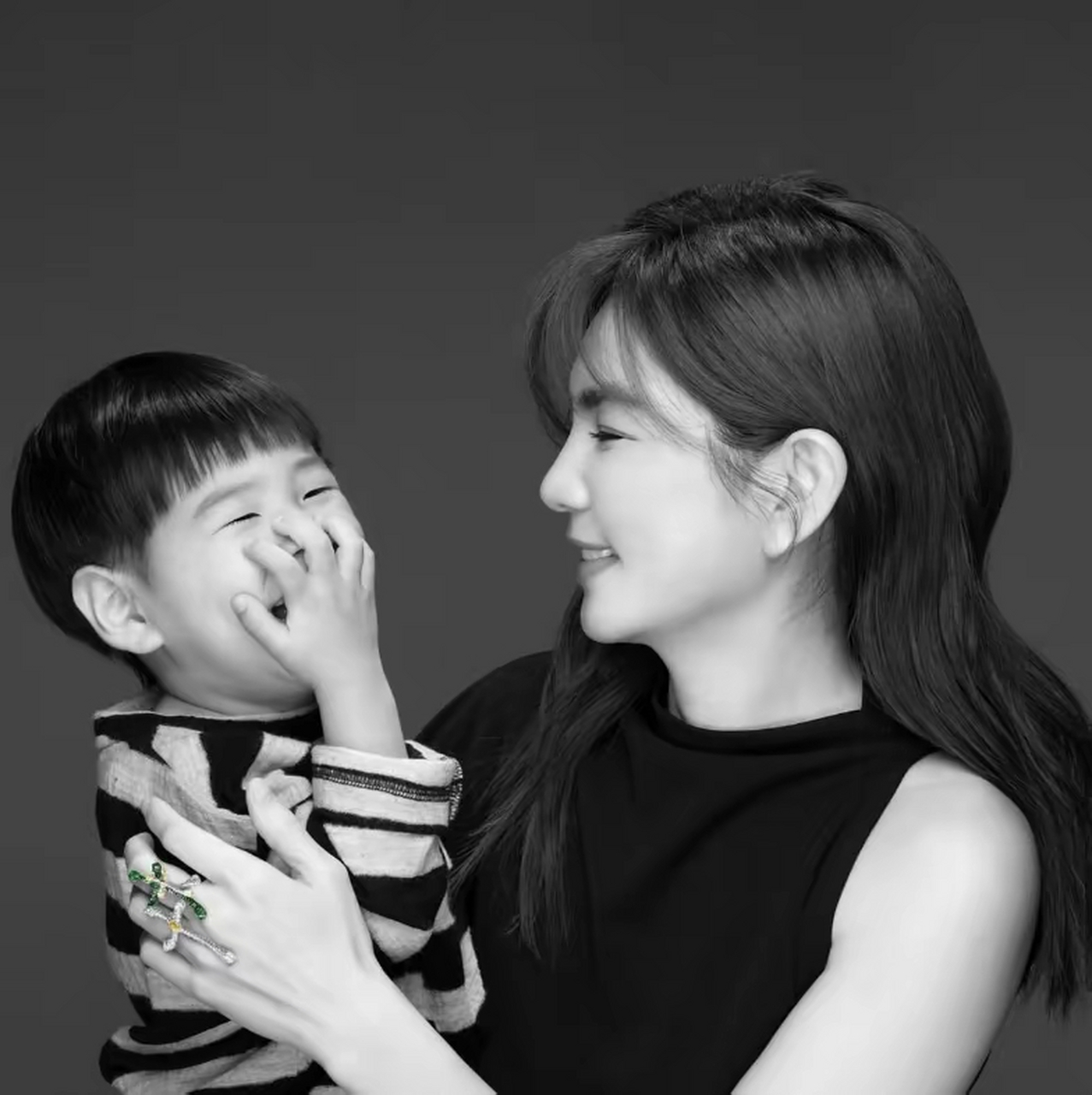 陈嘉桦(ella)的儿子劲宝比林心如的女儿小3个月,也是第一次跟妈妈做