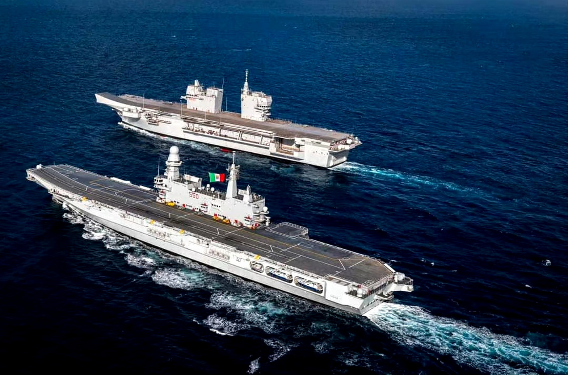 舰船欣赏:意大利加富尔号航空母舰,该舰是意大利海军新一代航空母舰