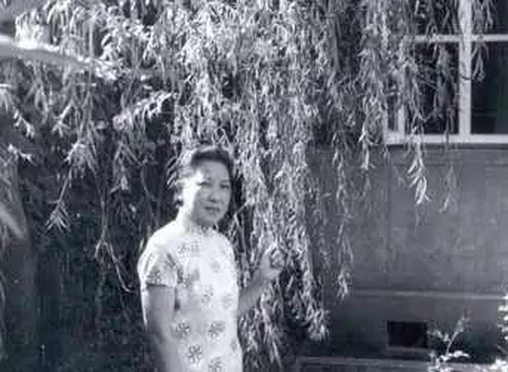 1939年,已婚的傅雷爱上了女高音演唱家成家榴,面对丈夫的出轨,朱梅馥