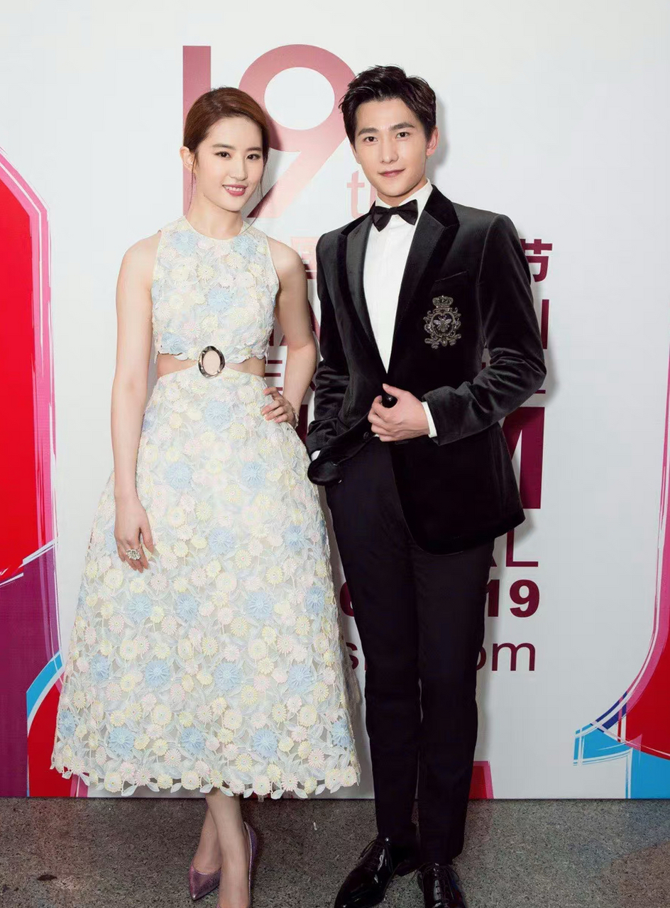 杨洋刘亦菲合照2015年vs2023年 ,真的还是好养眼啊,两个都喜欢