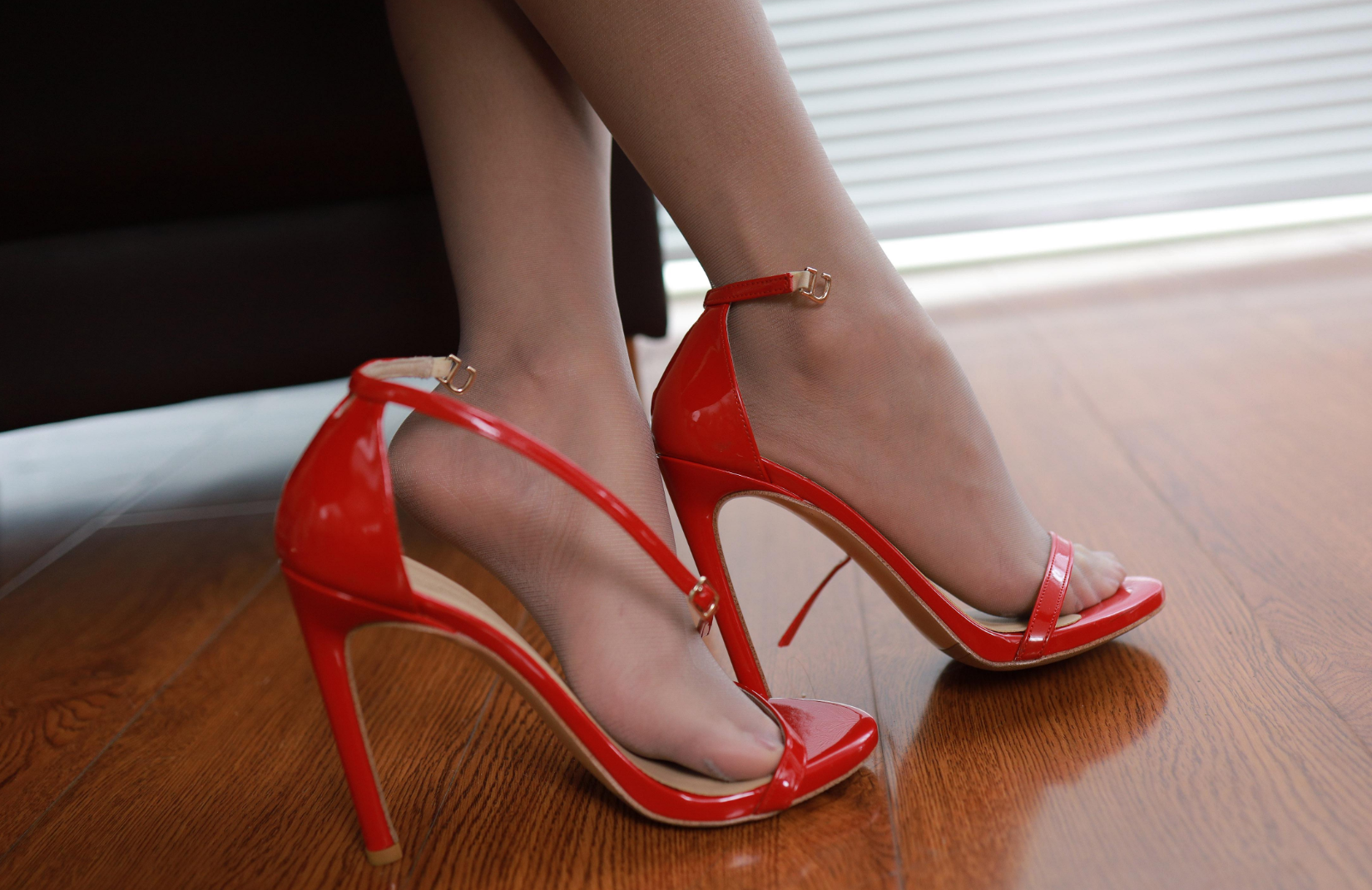 红色高跟凉鞋搭配肉色丝袜,简直是太性感了