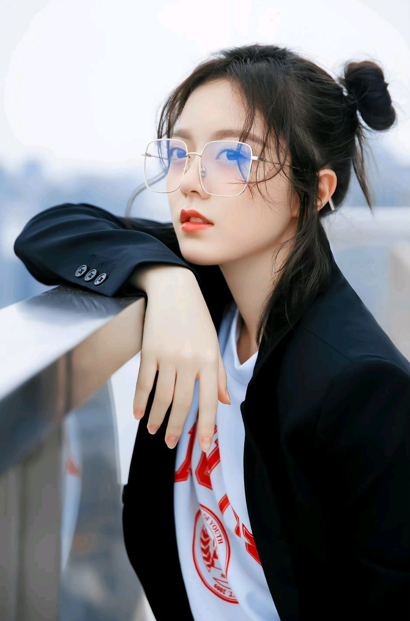 赵今麦戴眼镜扎两个丸子头,可爱!