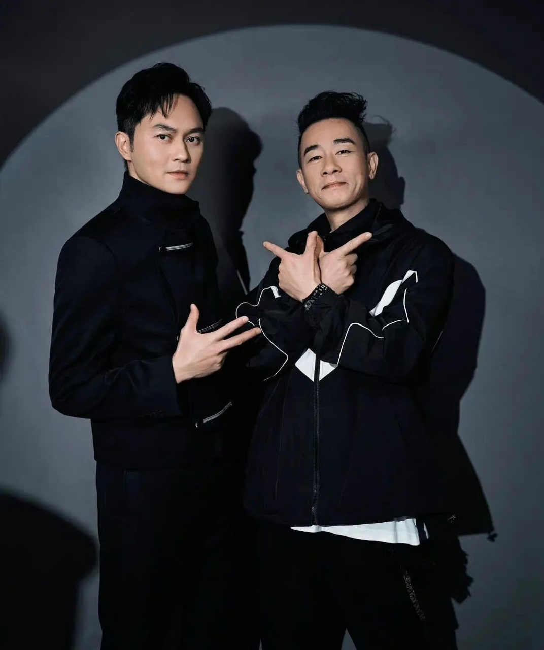 张智霖晒合照为陈小春庆生,今天是陈小春56岁生日,张智霖早早的就为他