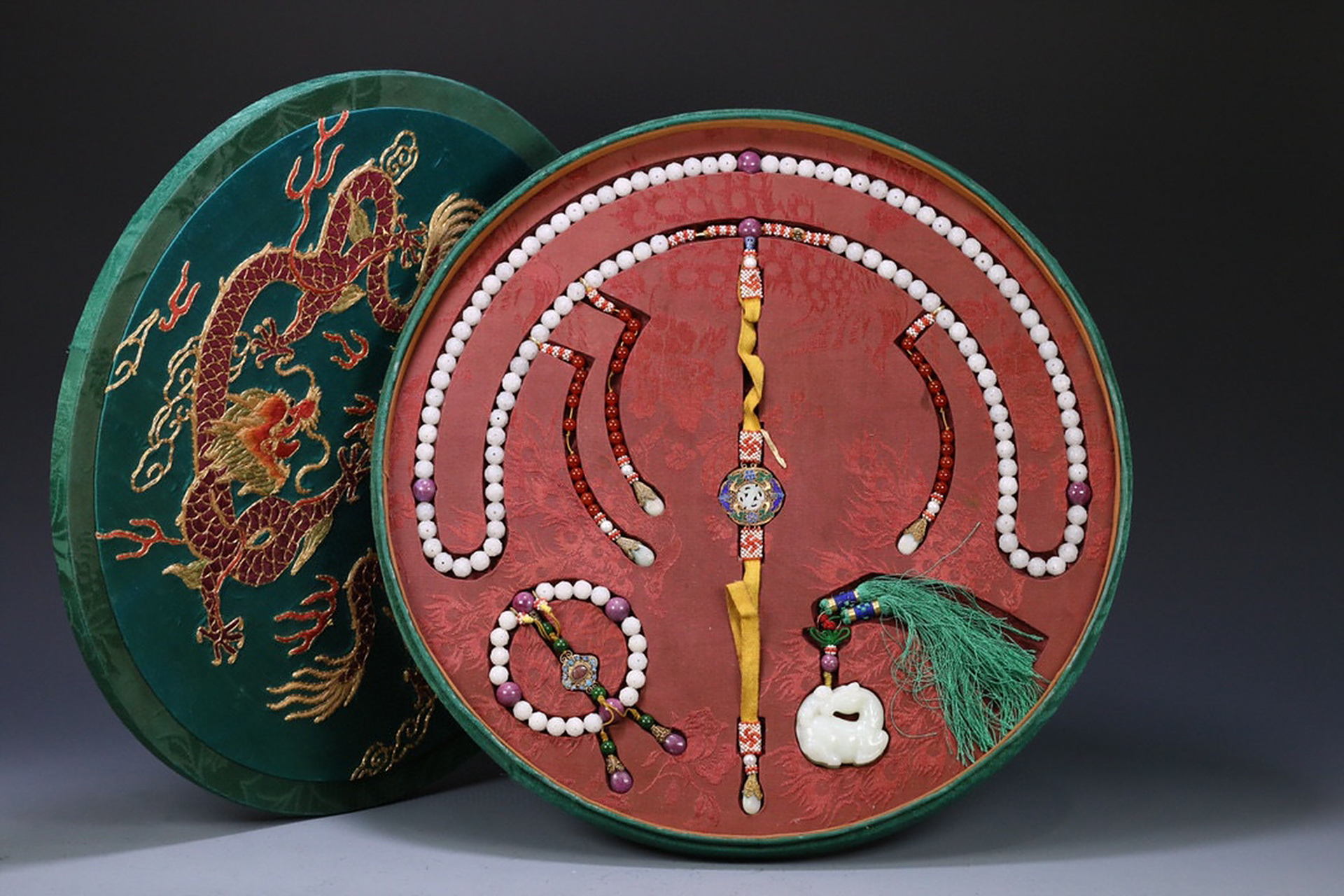 旧藏 清代 和田玉绳纹朝珠,十八子,玉马雕件一套.尺寸1.2厘米,玉马5.