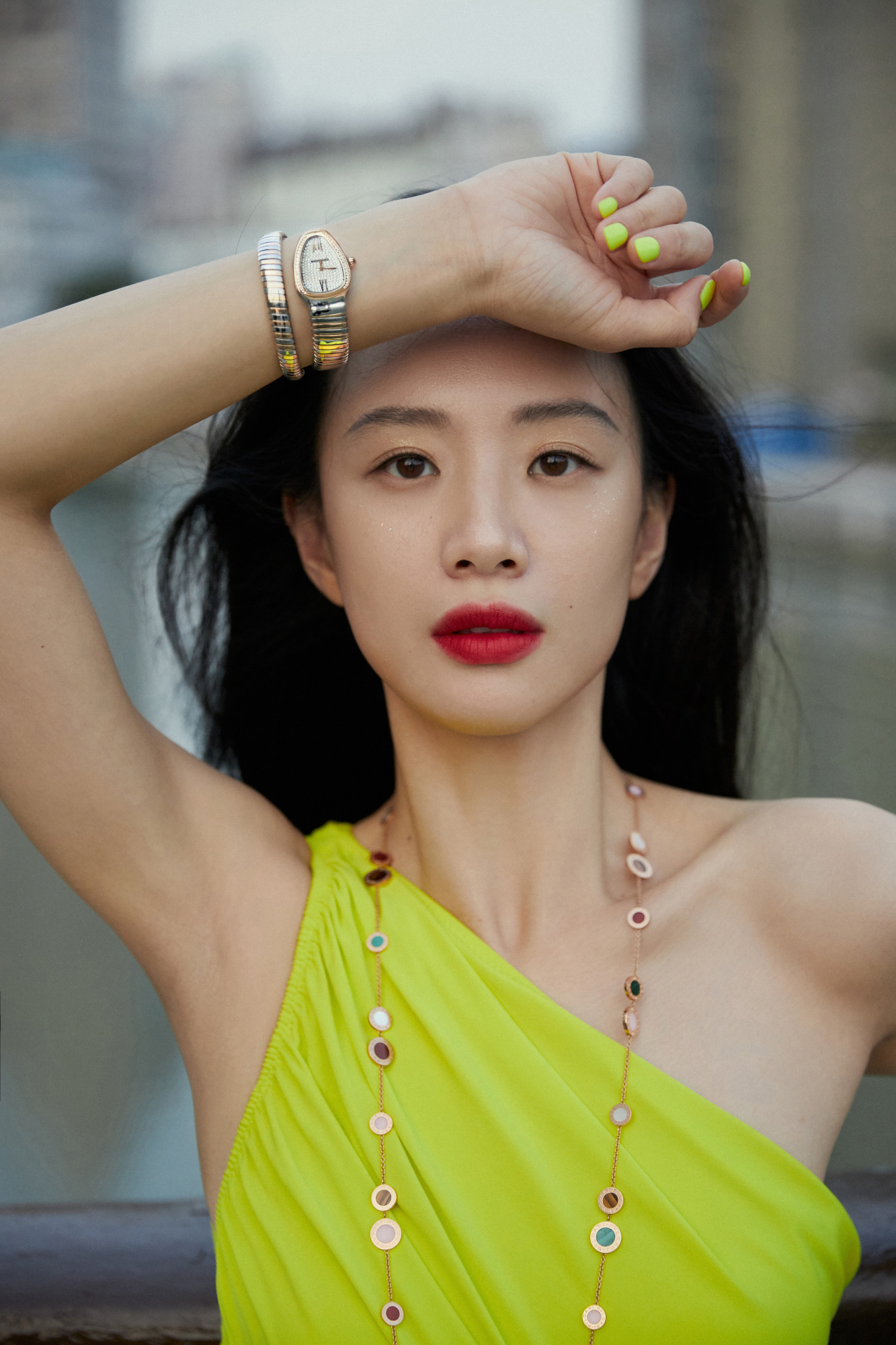 李梦荧光黄单肩紧身连衣裙彰显姣好身材,色彩冲击力好强!