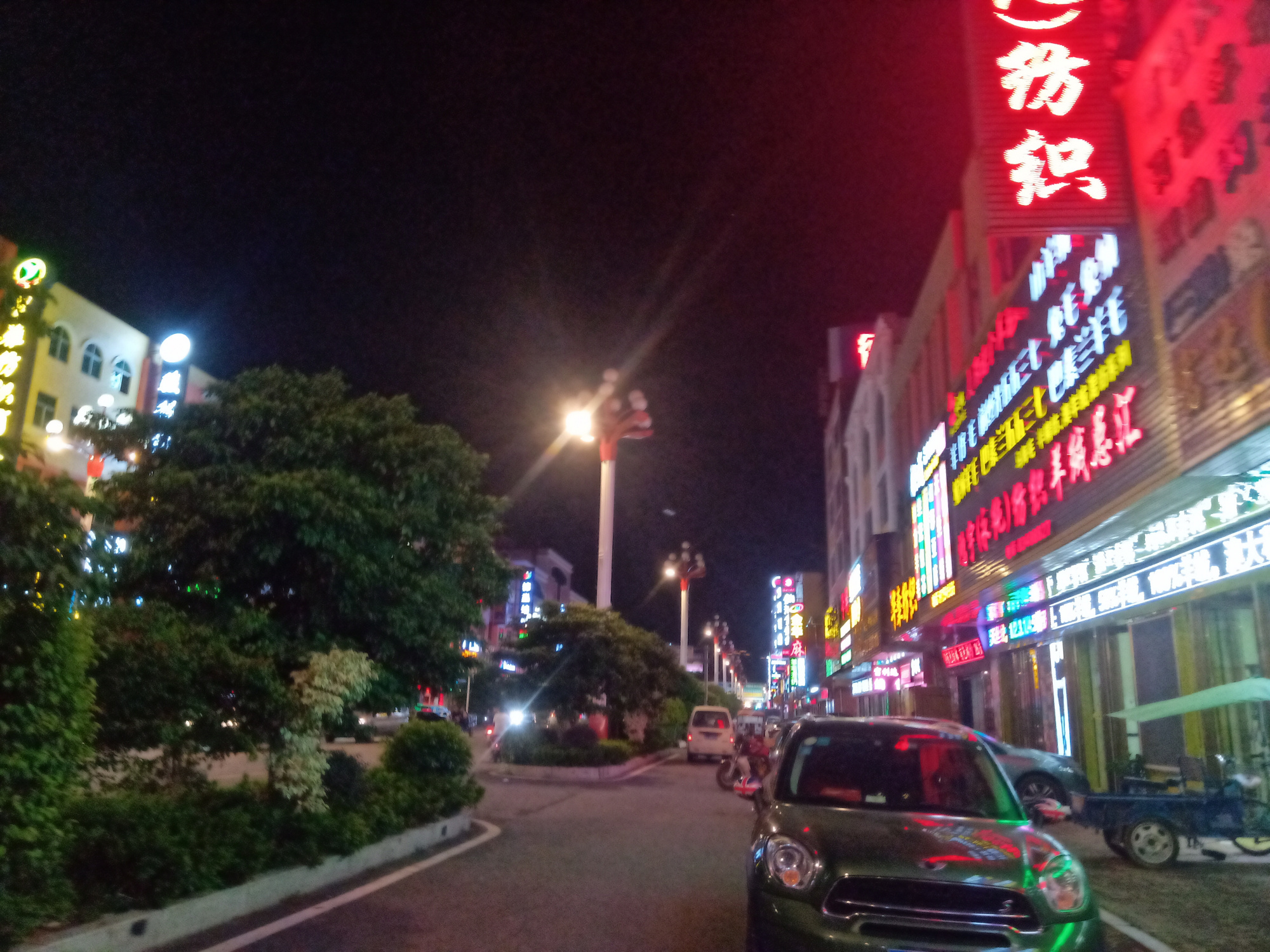 东莞大朗镇毛织之都的夜景,灯光下的毛织之都的街头景象
